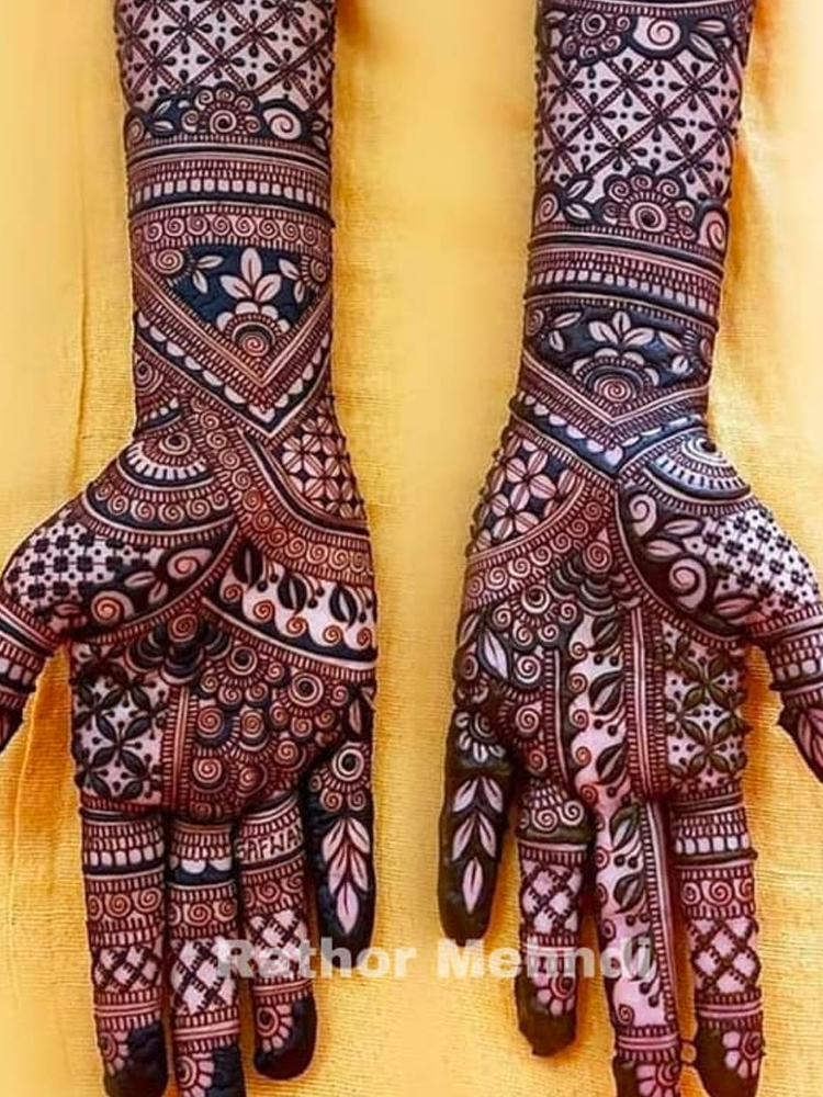 North America, USA, Washington. Indian Mehendi celebration. Henna  application and rituals. Hand Stock Photo - Alamy